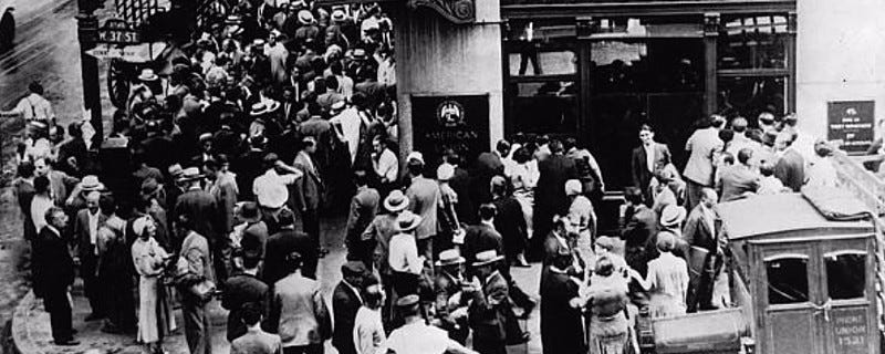 两个版本下的美国1907股市恐慌，历史总是被胜利者书写？ 用以推动历史发展的不是法律，而是金钱，只是金钱！——J.P.摩根1907年 美国爆发的银行危机，整个纽约群众都在信托公司排...