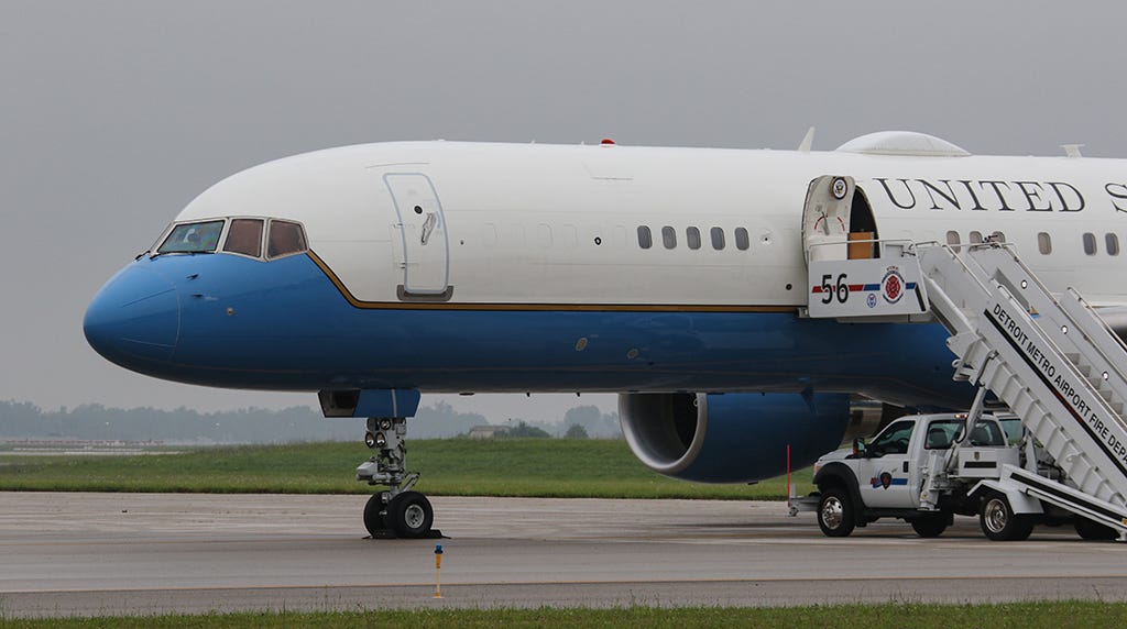 A Quick Look at the Boeing C-32A Flying as Air Force 2 Into Detroit And The  Vice-Presidential Motorcade - The Aviationist