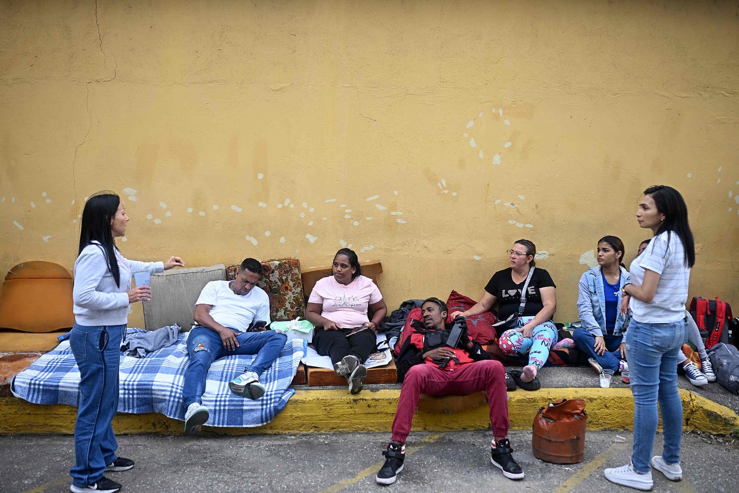 Familiares de presos políticos esperan en las inmediaciones de una cárcel en Caracas, este sábado.