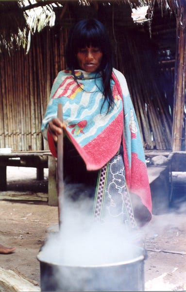 Femme chamane préparant l'ayahuasca