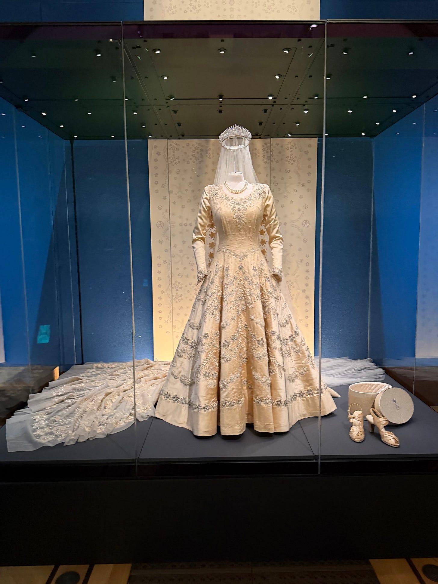 queen elizabeth gold dress 136 Queen Elizabeth In Gold Evening Dress Stock Photos, High-Res Pictures, and Images
