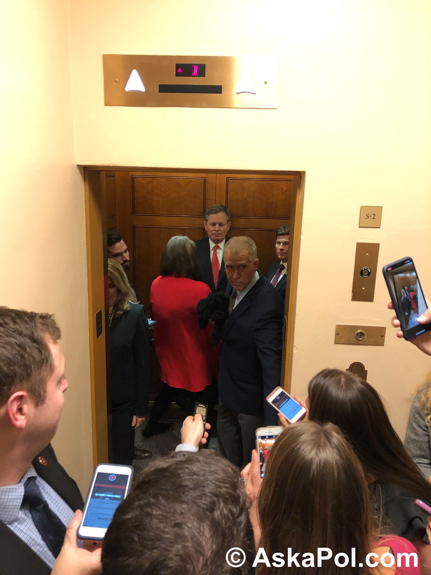 US senators are on Senators Only elevator in US Capitol as press corps locked out © Ask a Pol Drugs US senators are on Senators Only elevator in US Capitol as press corps locked out © Ask a Pol Drugs