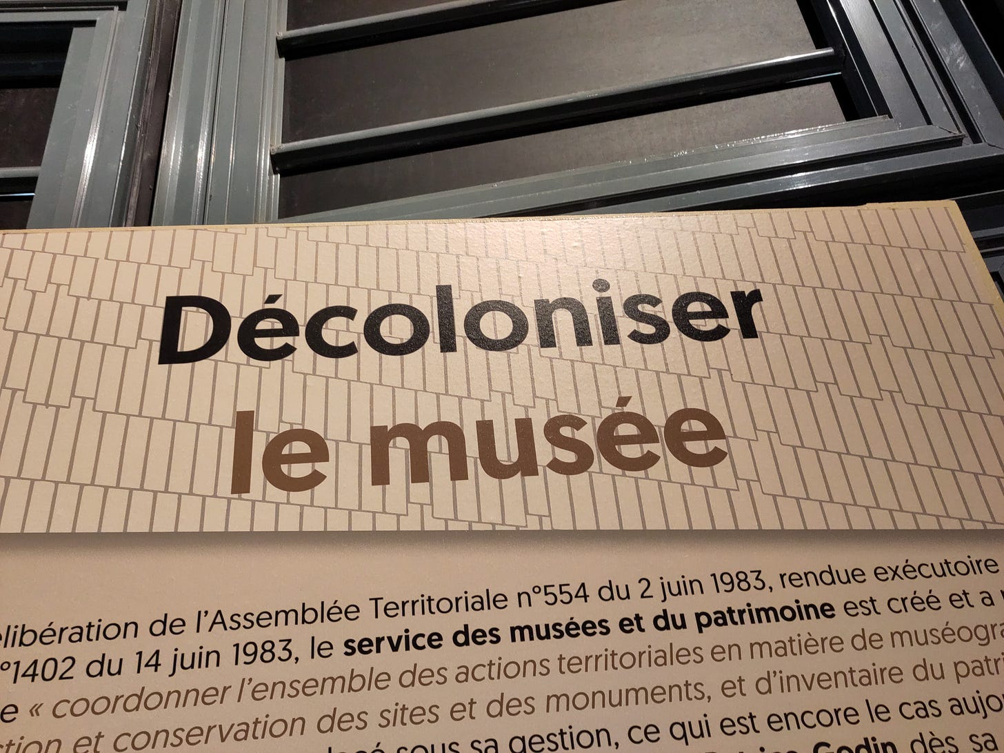 Photo d'un texte de salle dans l'exposition "Renaissance du musée de Nouvelle-Calédonie” au Centre Culturel Tjibaou : “Décoloniser le musée” Photo d'un texte de salle dans l'exposition "Renaissance du musée de Nouvelle-Calédonie” au Centre Culturel Tjibaou : “Décoloniser le musée”