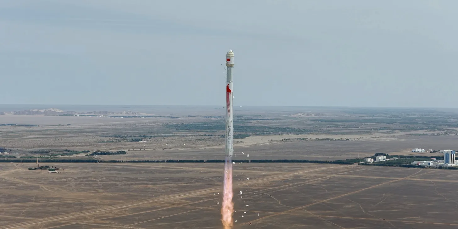 Rakieta Zhuque-2E (misja Y5) firmy LandSpace podczas lotu pierwszego stopnia po starcie z Centrum Startowego Satelitów Jiuquan, 14 maja 2026 roku. | Fot. LandSpace