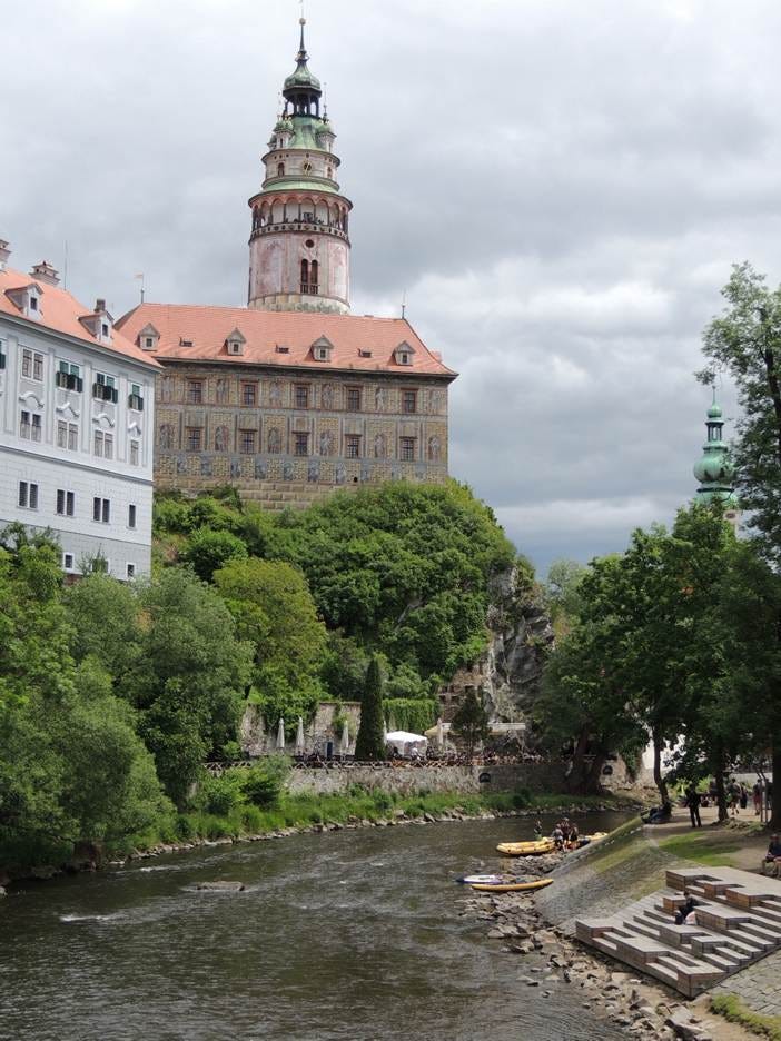 A building with a tower

AI-generated content may be incorrect.