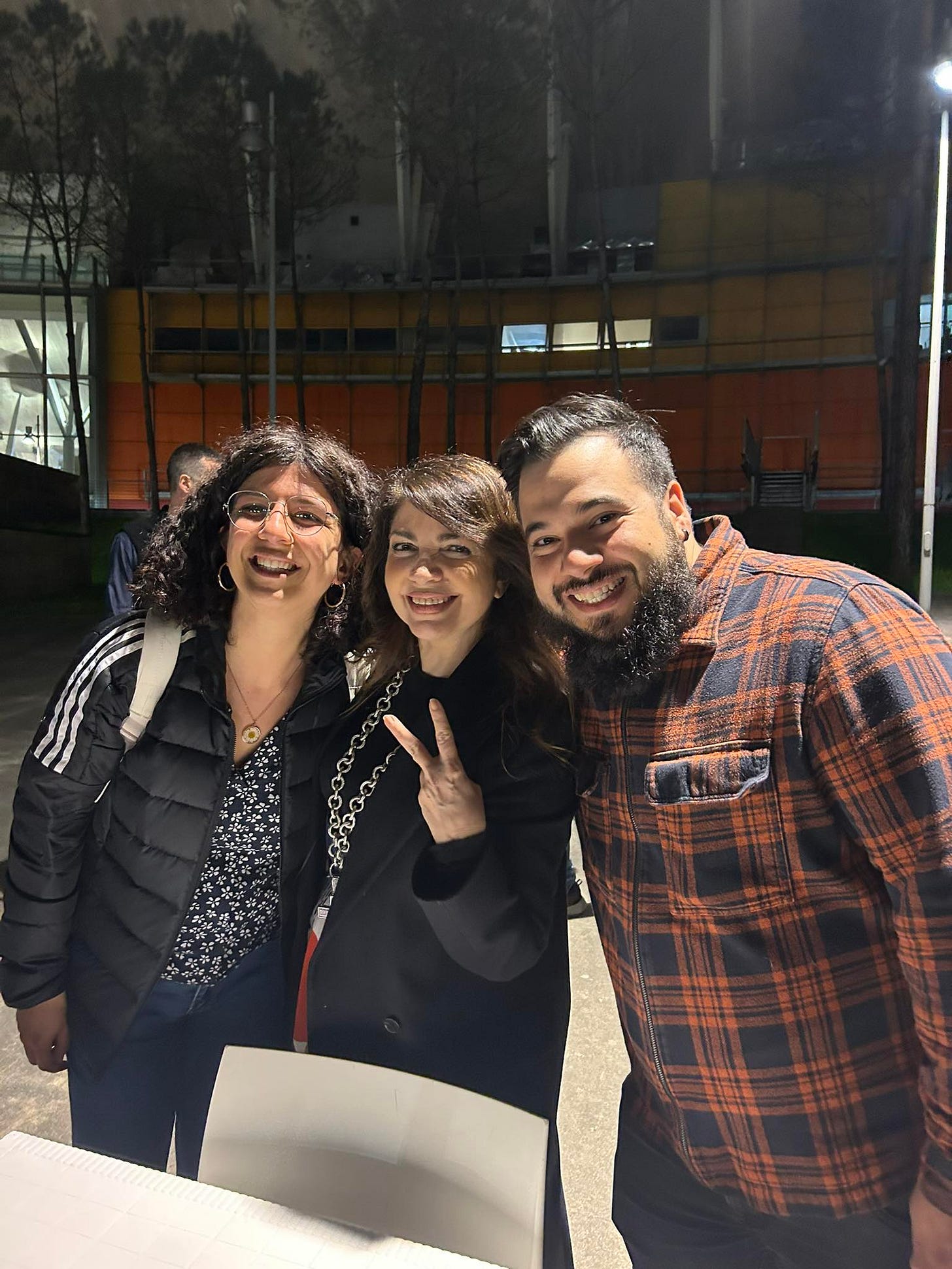 Potrebbe essere un'immagine raffigurante 2 persone e persone che sorridono