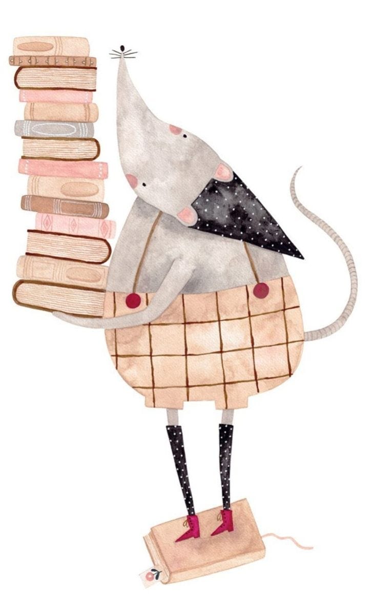 #descrevemospravocê  A imagem mostra uma ilustração de uma ratinha carregando uma pilha de livros. A ratinha é de cor cinza clara, com o focinho, as orelhas e os pés levemente rosados. Ela usa um lenço preto com estrelas brancas, amarrado no pescoço. Seu corpo está vestido com uma saia de quadrinhos bege e marrom, e ela está usando meias pretas com bolinhas brancas e sapatos vermelhos de salto.  Ela está apoiada sobre um livro grande, que serve como uma base para suas pernas. A pilha de livros que ela segura está ao lado dela, composta por livros de várias cores, como tons de rosa, bege e cinza, empilhados de forma ordenada. Sua cauda longa e fina está visível, curvando-se para a direita da imagem.  A ilustração é delicada e possui um estilo suave, com tons pastéis predominantes, criando um ambiente encantador e lúdico. A ratinha tem um ar de fofura e gentileza, carregando os livros com cuidado, e sua postura é de concentração, como se estivesse organizando ou estudando.