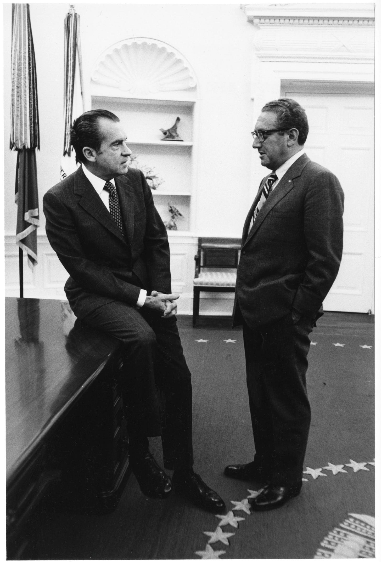 https://upload.wikimedia.org/wikipedia/commons/e/ed/Richard_Nixon_and_Henry_Kissinger.jpg https://upload.wikimedia.org/wikipedia/commons/e/ed/Richard_Nixon_and_Henry_Kissinger.jpg