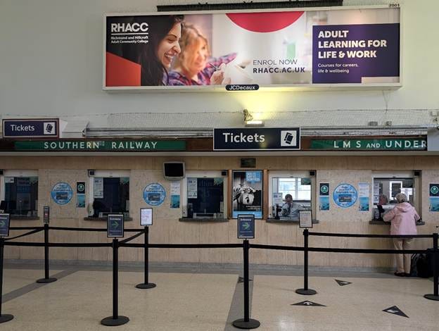 A sign on the wall

AI-generated content may be incorrect.