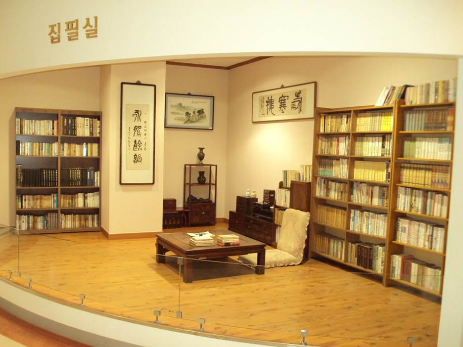 A room with a bookcase and a chair

AI-generated content may be incorrect.