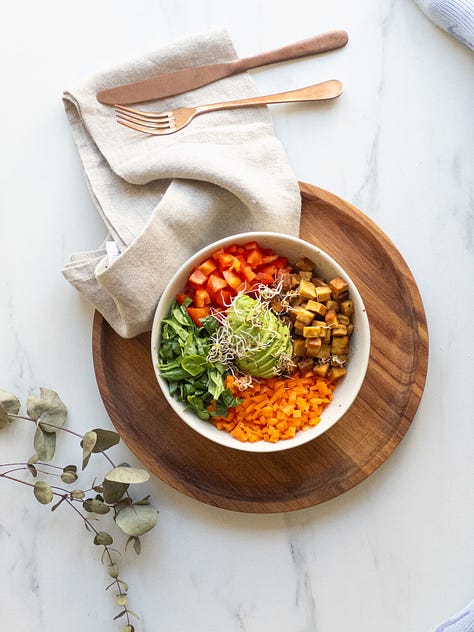 Tempeh Salad with avocado, spinach, carrots and bell pepper. Cut into small pieces. 