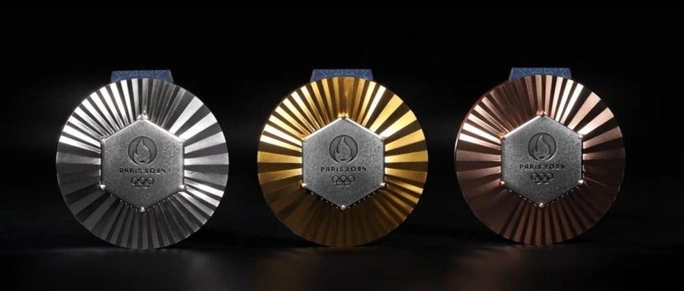 No meio da medalha tinha um hexágono 