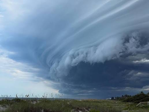 Tell me there's a storm coming without telling me a storm's coming.  #sᴜᴍᴍᴇʀ2025 #skyporn