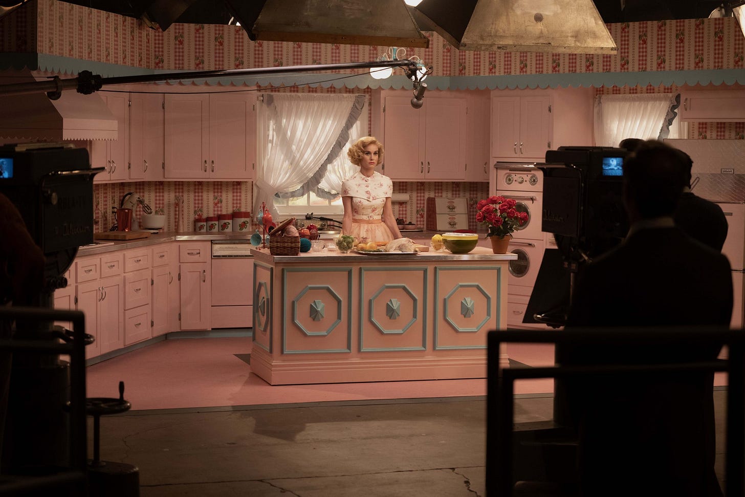 BOOK VS. TV SHOW: Lessons in Chemistry. - Vered Neta