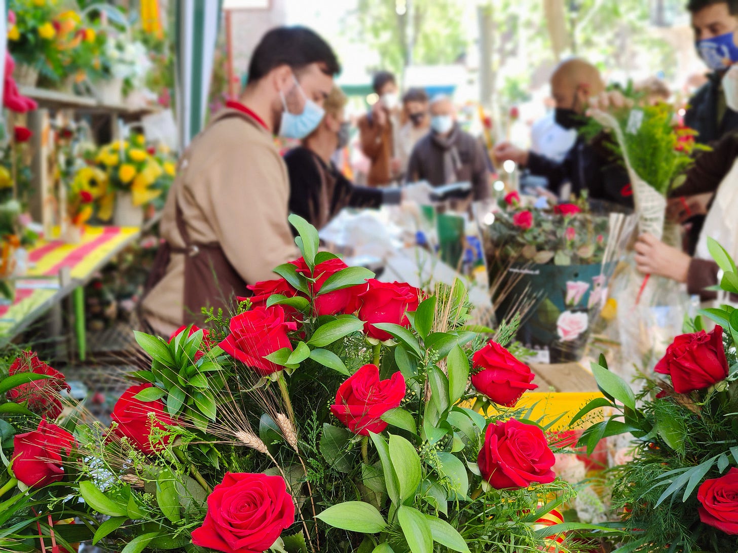 Picture of a roses stand with lots of people buying in the Sant Jordi day.