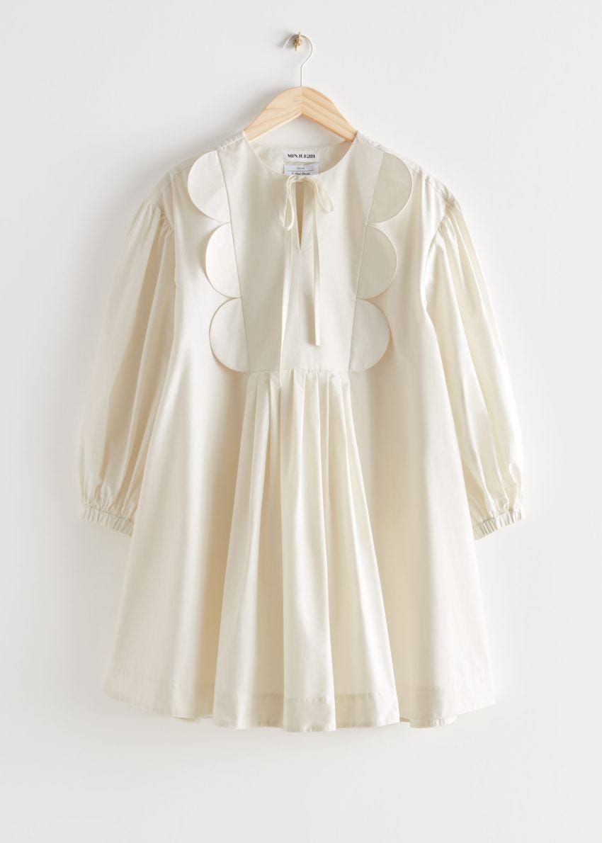 앤아더스토리즈 볼류미너스 스캘럽 미니 드레스의 크림컬러 Product입니다.