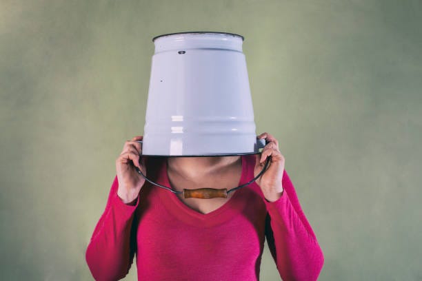 Plus de 500 photos, images et illustrations libres de droits d'un homme avec un seau sur la tête - iStock