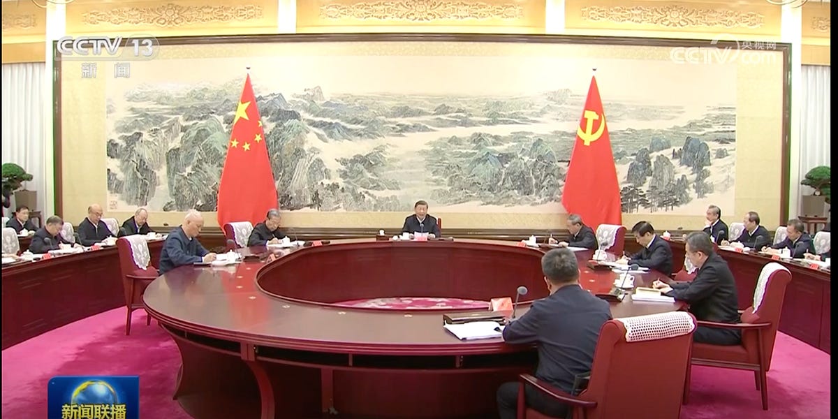 Požár v Hong Kongu; Zasedání Politbyra o posílení správy internetu; Japonsko-Čína; Mezera v cloudu pro pokročilé AI čipy; Xu Qinxian