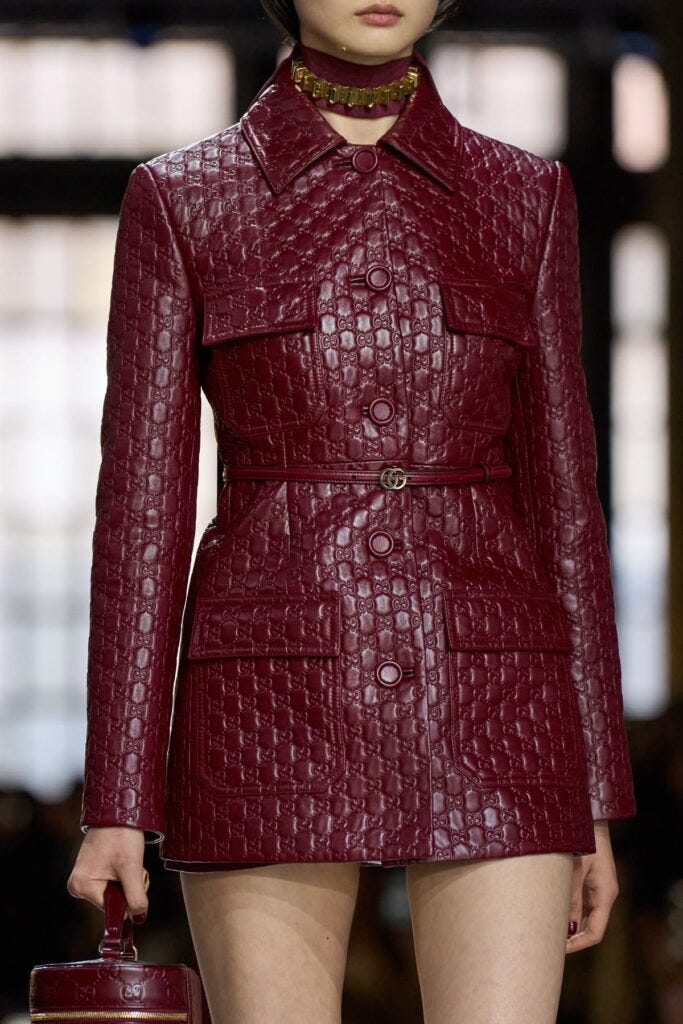 look burgundy da gucci para o inverno 2026 look burgundy da gucci para o inverno 2026