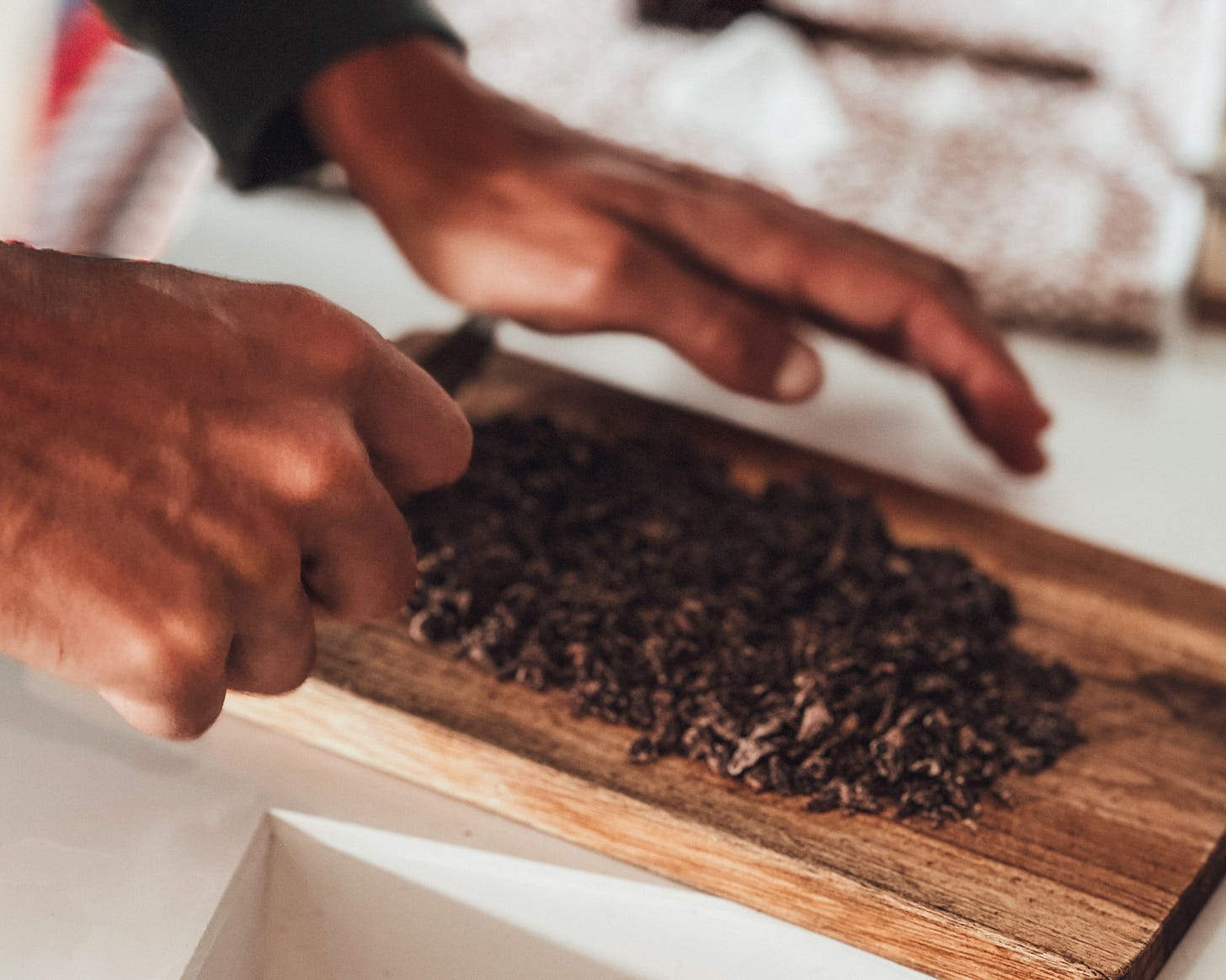 Découpe d’un bloc de cacao sacré en vue de sa préparation