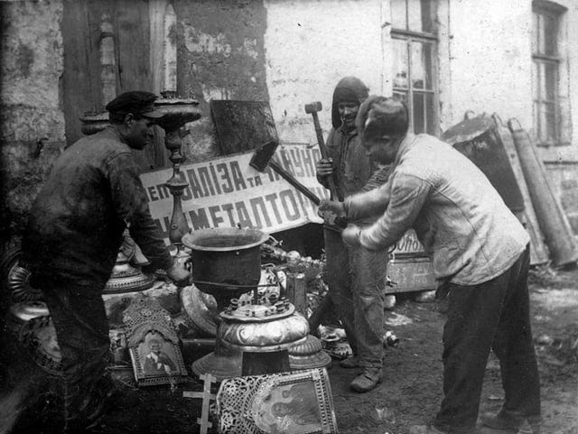 r/HistoryPorn - Soviet workers dismantling Orthodox Church furnishing for scrap metal, 1922 (1021x768) r/HistoryPorn - Soviet workers dismantling Orthodox Church furnishing for scrap metal, 1922 (1021x768)
