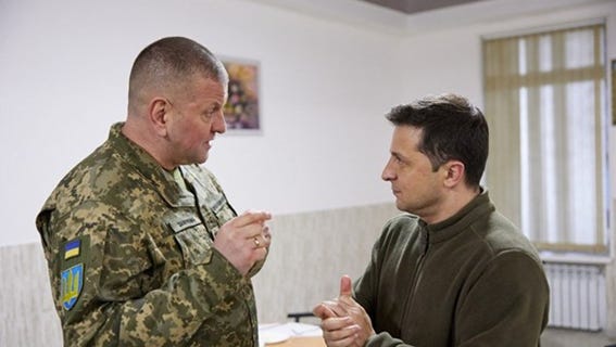  Zelensky numa decisão controversa em Fevereiro afastou o carismático general Valerii Zaluzhnyi  do comando das forças armadas ucranianas. As constantes exigências de mudança na condução da guerra nomeadamente na politica de mobilização de tropas, fez entrar em choque com Zelensky