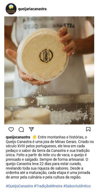 Um dos tratamentos usados nos questionários, baseado em publicações reais de produtores. O perfil e o texto foram criados para simular uma publicação autêntica nas redes sociais. A imagem mostra um queijo Canastra artesanal sendo segurado durante o processo de produção, enquanto a legenda destaca a tradição mineira, o modo de preparo artesanal e a valorização da cultura da Serra da Canastra. Um dos tratamentos usados nos questionários, baseado em publicações reais de produtores. O perfil e o texto foram criados para simular uma publicação autêntica nas redes sociais. A imagem mostra um queijo Canastra artesanal sendo segurado durante o processo de produção, enquanto a legenda destaca a tradição mineira, o modo de preparo artesanal e a valorização da cultura da Serra da Canastra.