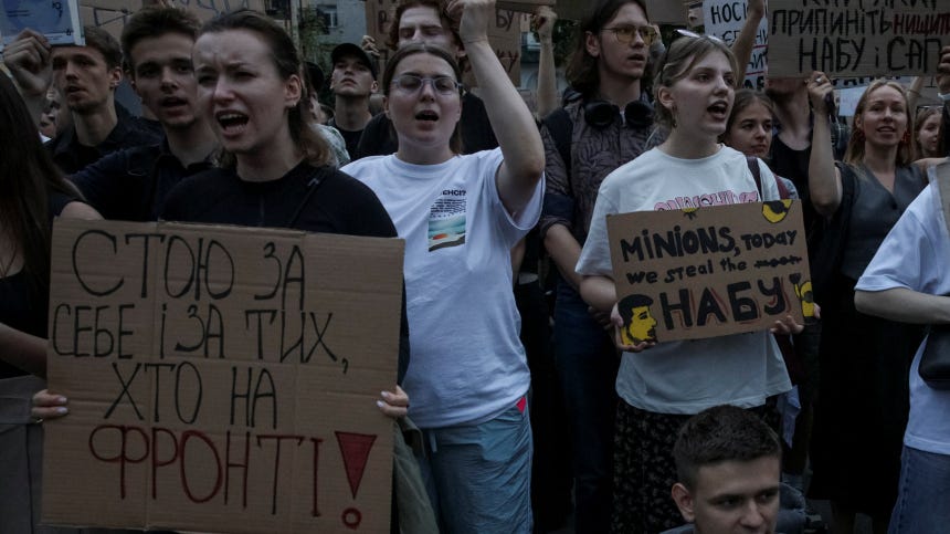 На Украине пройдут новые протесты из-за реформы Зеленского в отношении НАБУ  и САП | Новости | Пятый канал