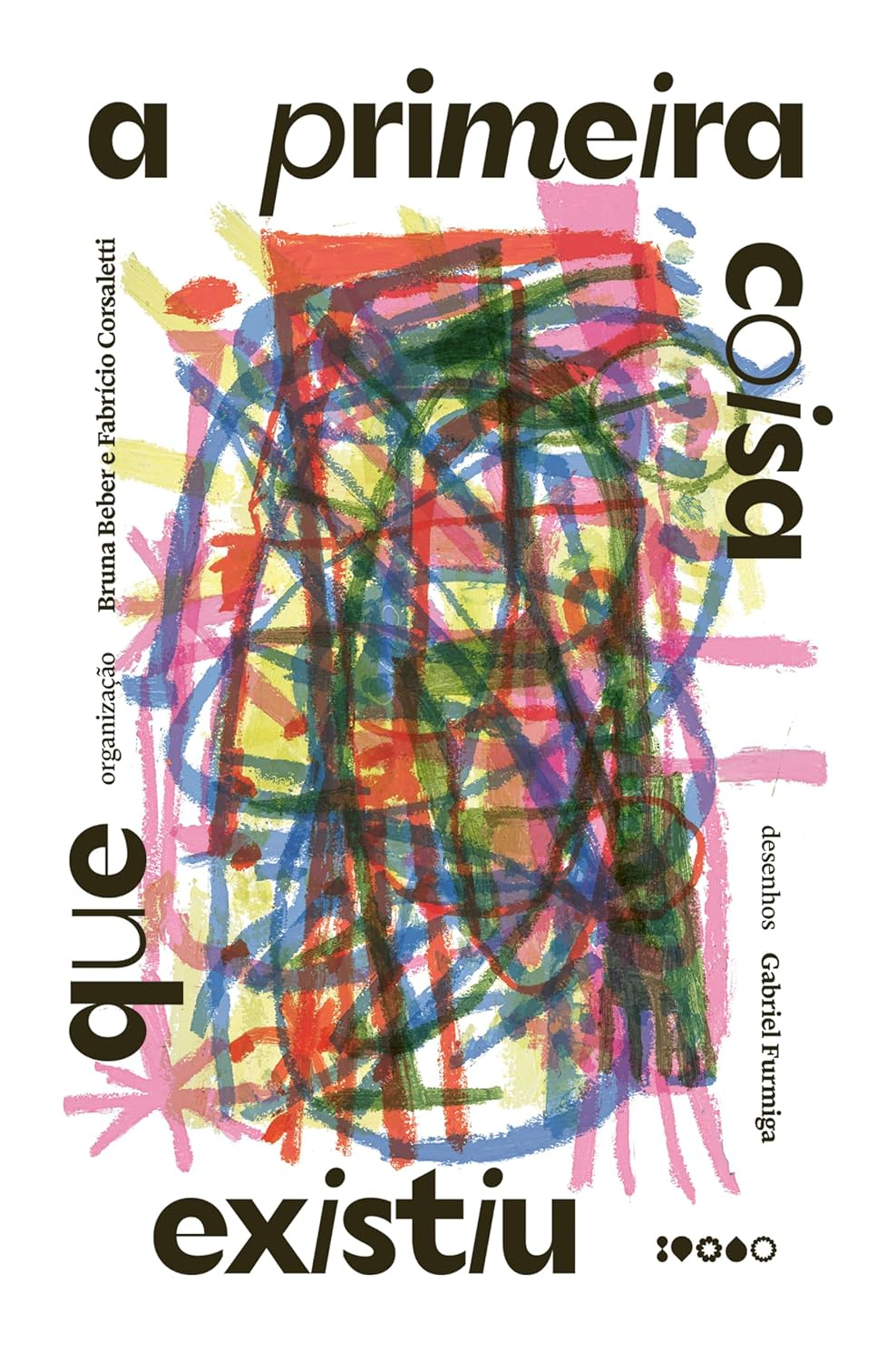 #descrevemospravocê  Capa do livro “A primeira coisa que existiu”, com organização de Bruna Beber e Fabricio Corsaletti, e desenhos de Gabriel Furmiga. O título está disposto de forma fragmentada nas extremidades da página, com a palavra “a” no canto superior esquerdo, “primeira” no centro superior, “coisa” no canto superior direito em orientação vertical, “que” na lateral esquerda em vertical e “existiu” na parte inferior central. As letras são grandes, em cor preta e fonte arredondada. O fundo é branco, ocupado ao centro por um desenho abstrato colorido, composto por traços sobrepostos e irregulares em tons de vermelho, rosa, azul, verde, amarelo e preto, com aparência de pintura feita a giz de cera. No canto inferior direito, há quatro pequenos símbolos gráficos em preto, semelhantes a ícones ou carimbos.