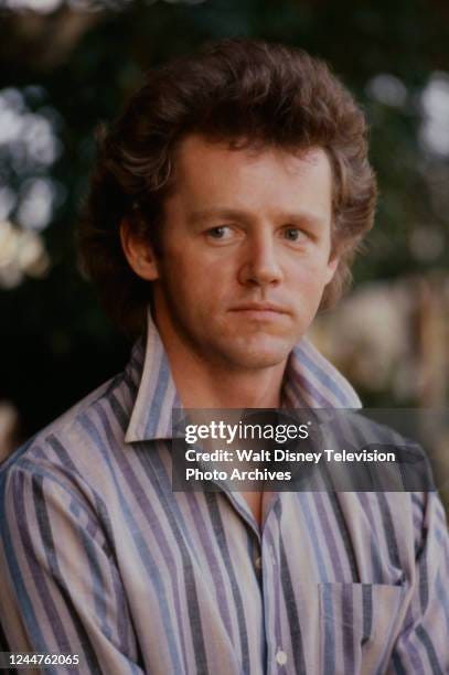 David Morse with absolutely unbelievable feathered hair
