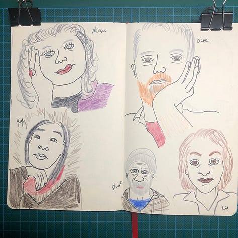 Photos de trois doubles-pages de mon sketchbook posé sur mon tapis de découpe. On y voit les 15 portraits que j'ai dessinés au Sign Pen noir et crayons de couleurs.