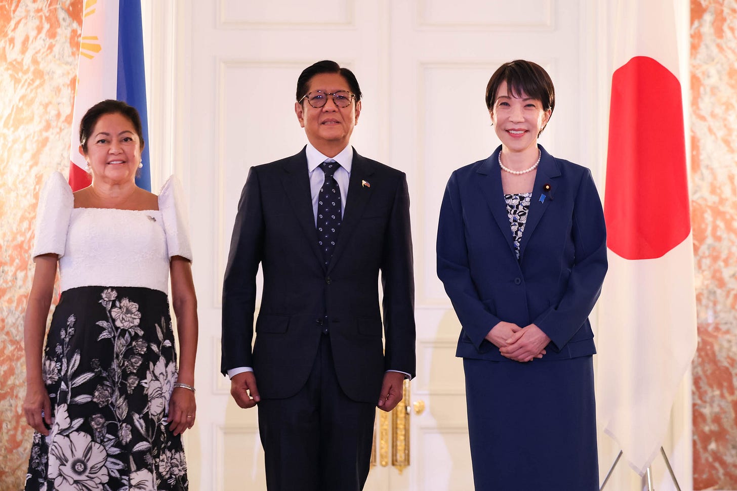 Prime Minister Takaichi welcoming President Marcos and the First Lady (1) Prime Minister Takaichi welcoming President Marcos and the First Lady (1)