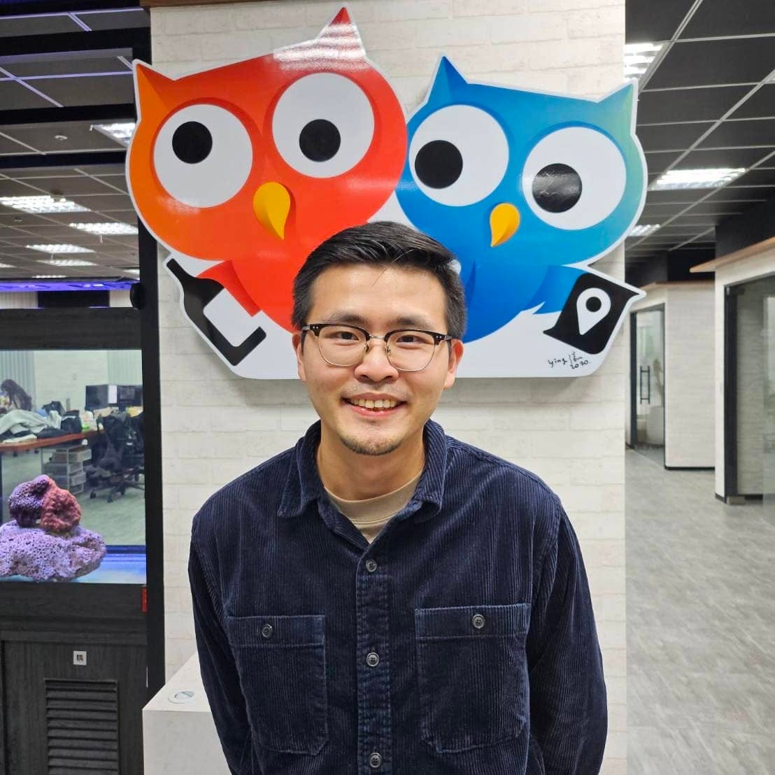 可能是 1 人、貓頭鷹、眼鏡和文字的圖像