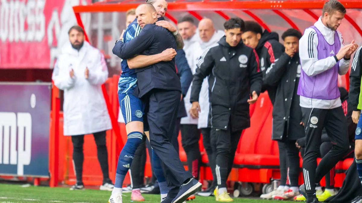 Heitinga juichte samen met Weghorst na 1-1 tegen FC Twente: 'Ik weet hoe het intern zit' Heitinga juichte samen met Weghorst na 1-1 tegen FC Twente: 'Ik weet hoe het intern zit'