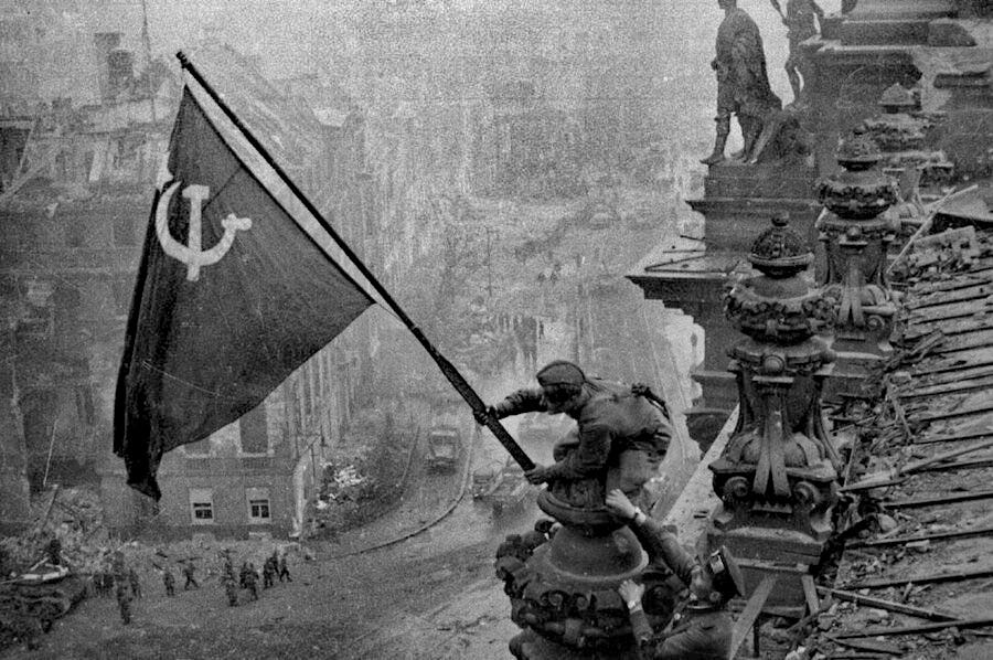 Les troupes soviétiques fixent le drapeau de l’URSS au sommet du Reichstag à Berlin en mai 1945