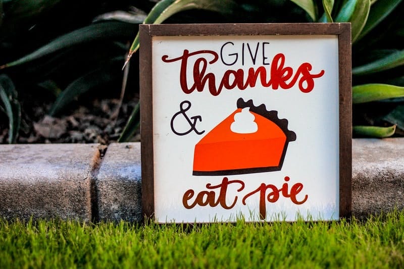 Sign saying Give Thanks and Eat Pie