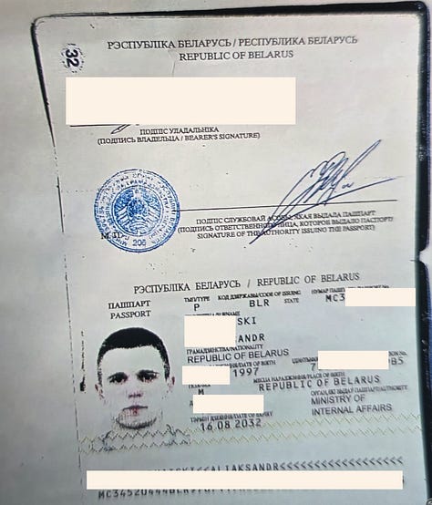 Dëshmia #1 – Faqe identifikimi ruse: Dokument identifikimi i Federatës Ruse me të dhëna biografike dhe elemente sigurie, pjesë e materialit të shqyrtuar nga redaksia. | Dëshmia #2 – Faqe pasaporte bjelloruse Dokumenti A: Faqe biografike e Republikës së Bjellorusisë me elemente standarde shtetërore dhe fusha vlefshmërie, të dhënat sensitive janë redaktuar. | Dëshmia #3 – Faqe pasaporte bjelloruse Dokumenti B: Dokument i dytë bjellorus me shkrime në alfabet cirilik dhe latin, që përforcon modelin e identiteteve ndërkufitare. | Dëshmia #4 – Patentë bjelloruse: Leje drejtimi e lëshuar nga autoritetet e Bjellorusisë, pjesë e të njëjtit set dokumentesh identifikimi. | Dëshmia #5 – Patentë shqiptare: Leje drejtimi e Republikës së Shqipërisë, që lidh zinxhirin e lëvizjes ndërmjet Shqipërisë dhe Kosovës. | Dëshmia #6 – Faqe shtesë pasaporte dhe elemente verifikimi: Zona e lexueshme me makinë dhe vulat zyrtare konfirmojnë tipare autentike të dokumenteve të udhëtimit. Të gjitha të dhënat personale janë redaktuar nga redaksia.