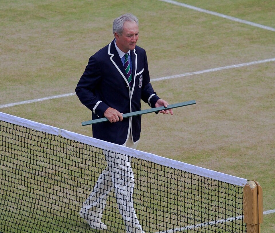 File:Chair umpire before match.jpg File:Chair umpire before match.jpg