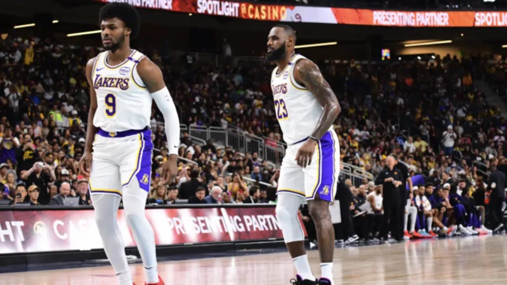 Bronny y LeBron James, en su primer partido juntos en la NBA Bronny y LeBron James, en su primer partido juntos en la NBA