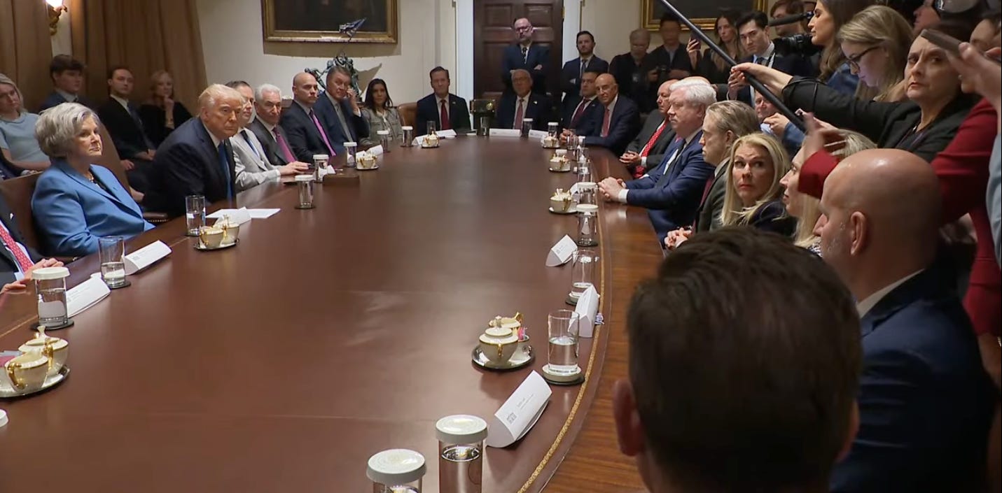 Trump atiende a la prensa en el Cabinet Room, durante un encuentro con sus embajadores. Captura de pantalla de un video de The White House en YouTube https://www.youtube.com/watch?v=Bm339t52XP4&t=19s Trump atiende a la prensa en el Cabinet Room, durante un encuentro con sus embajadores. Captura de pantalla de un video de The White House en YouTube https://www.youtube.com/watch?v=Bm339t52XP4&t=19s
