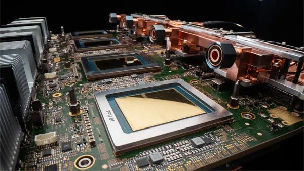 Google 第八代 TPU 雙晶片架構 — 訓練取向 v8t（Broadcom 設計）、推論取向 v8i（市場報導指向 MediaTek 設計、Google 官方未確認分工）（Image: Google Cloud Blog — blog.google/innovation-and-ai/infrastructure-and-cloud/google-cloud/tpus-8t-8i-cloud-next/）