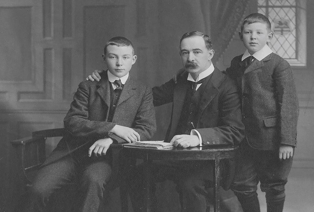 Quem é C. S. Lewis?. C. S. Lewis nasceu em Belfast na… | by Rodolpho ... Quem é C. S. Lewis?. C. S. Lewis nasceu em Belfast na… | by Rodolpho ...