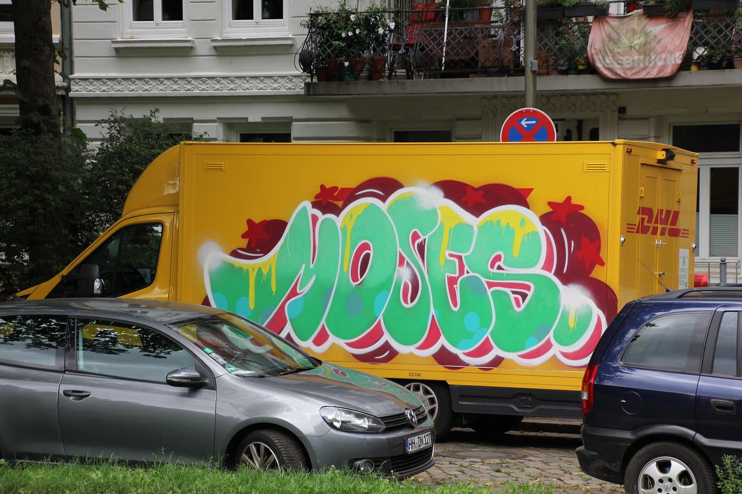 Ein “Moses”-DHL-Truck in Hamburg, Eimsbüttel.