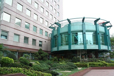 台達電瑞光大樓 — 1999 年完工，2014 年改造後取得鑽石級綠建築，節碳效益達 51.75%（圖：台灣綠建築發展協會）