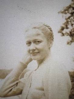 A close-up of a person

AI-generated content may be incorrect.