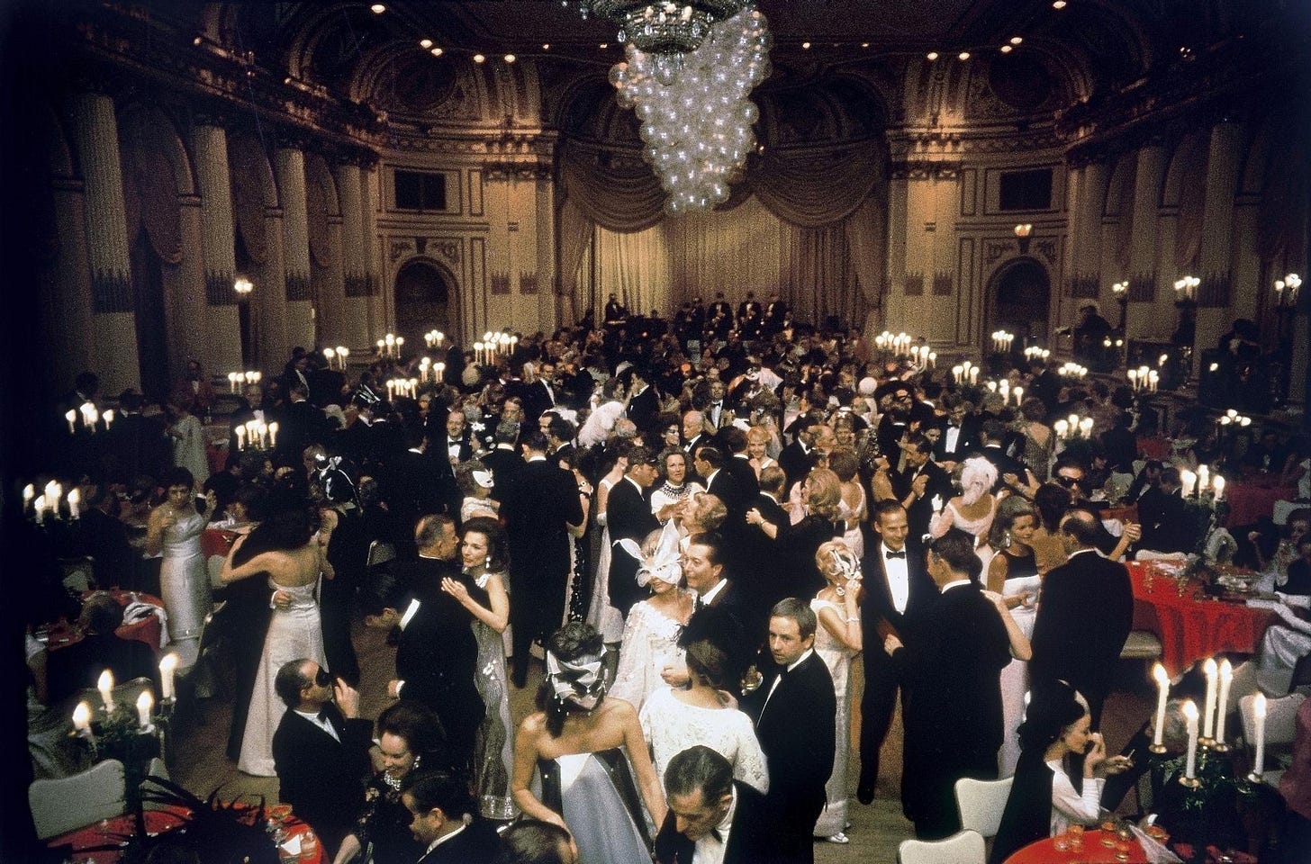 Máscaras, espaguetis con albóndigas y mucho champán: así fue la fiesta del  siglo de Truman Capote