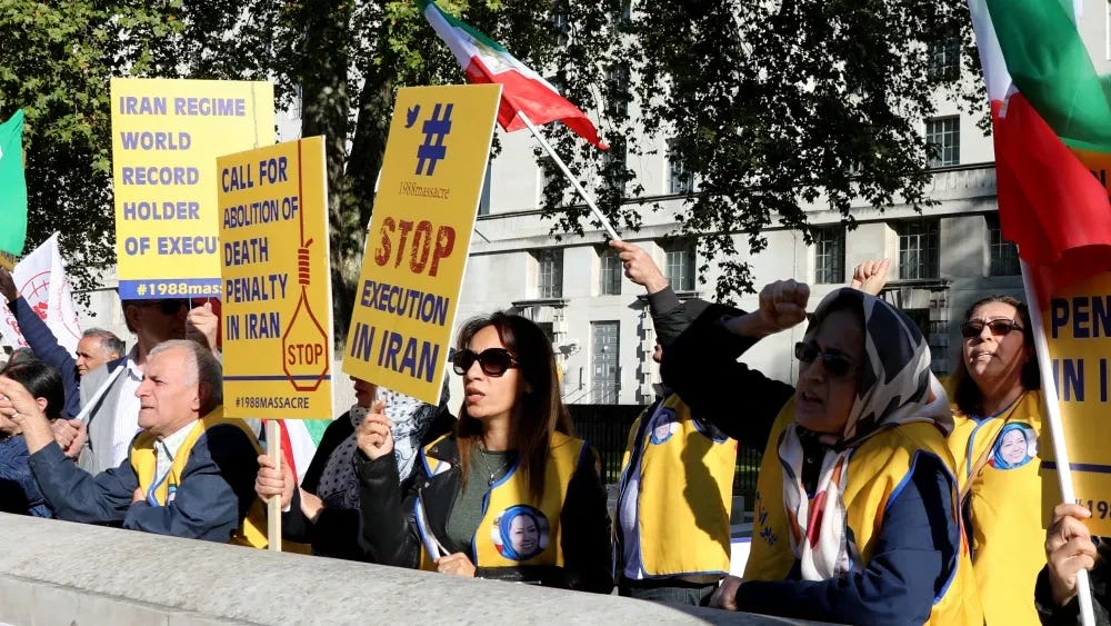 Manifestantes ligados ao grupo iraniano Mujahedin-e Khalq em uma manifestação de 2018 em Londres. Shutterstock