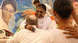 Matériel - le phénomène Amma et ses câlins - Le Cortecs Matériel - le phénomène Amma et ses câlins - Le Cortecs