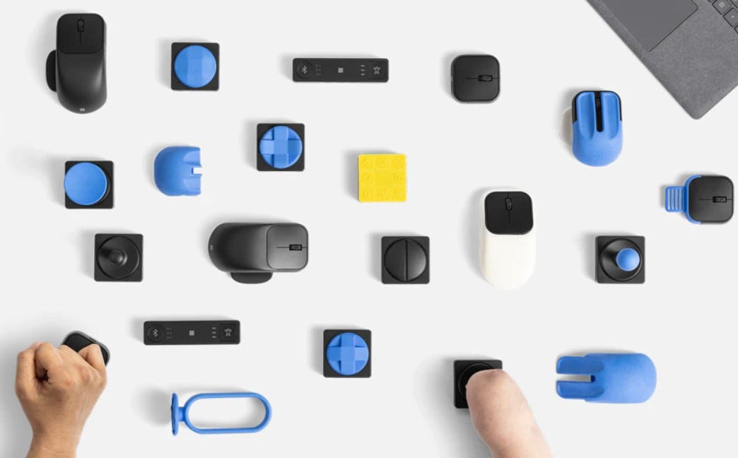 Лінійка адаптивних продуктів Майкрософт з надрукованими деталями для них розставлені в 4 ряди.
В нижньому рядку приклади використання адаптивної мишки і кнопок при обмеженій мобільності пальців або з ампутацією кисті руки