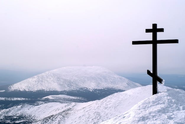Premium Photo | Orthodox cross on top of the mount Konzhakovskiy Kamen  against the background of the surrounding winter mountains